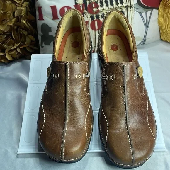 (B) Clarks Brown Leather Textured Slip On Shoes Women's Size 9 - Picture 2 of 13